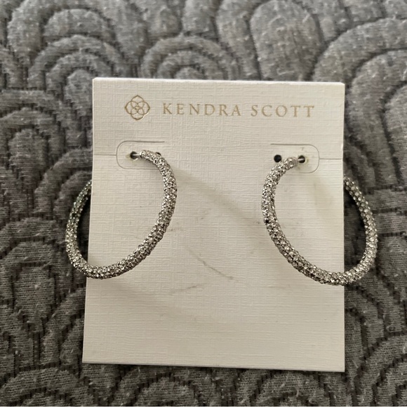 KENDRA SCOTT Silver Rhinestone Hoops Push-Back 1” Round Timeless Classic $80 NEW - Picture 7 of 16
